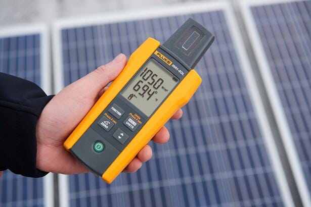 Fluke FLK-393-IRR-PVLEAD Kit de instrumentos para energía solar: pinza amperimétrica 393 FC, medidor de irradiancia y cables de prueba