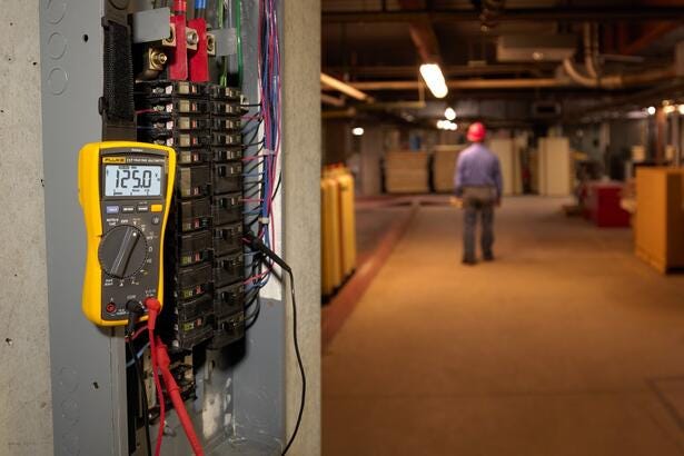 Fluke 117 Multímetro digital para electricistas con detector de voltaje sin contacto