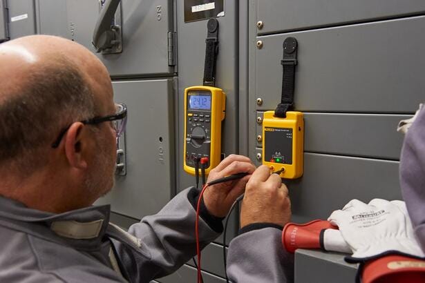 Fluke 117-PRV240 Kit Multímetro Fluke 117 con detector de voltaje sin contacto y Probador de Instrumentos Fluke PRV240